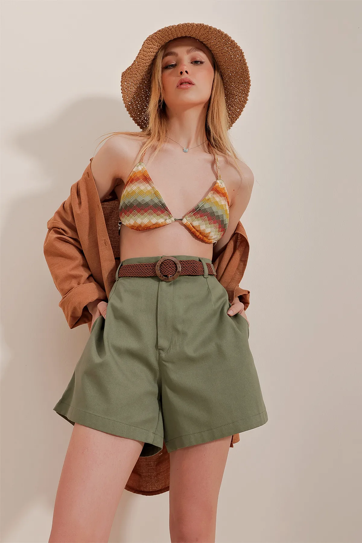 Trend Alaçatı Stili  Khakifarbene Shorts aus Gabardine mit Strohstrick und Gürtel für Damen ALC-X10271