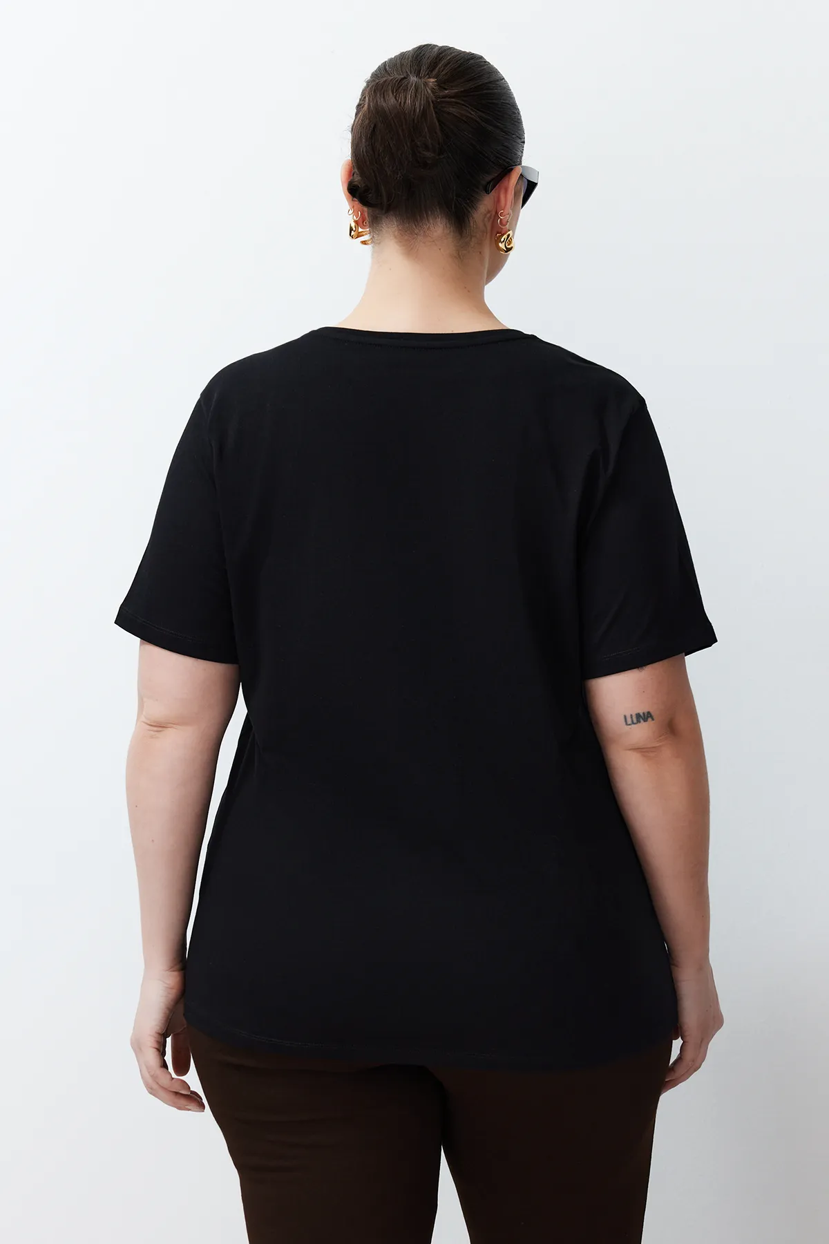 Trendyol Curve  Schwarzes Oversize-Strick-T-Shirt mit Animal-Print TBBSS24BF00059