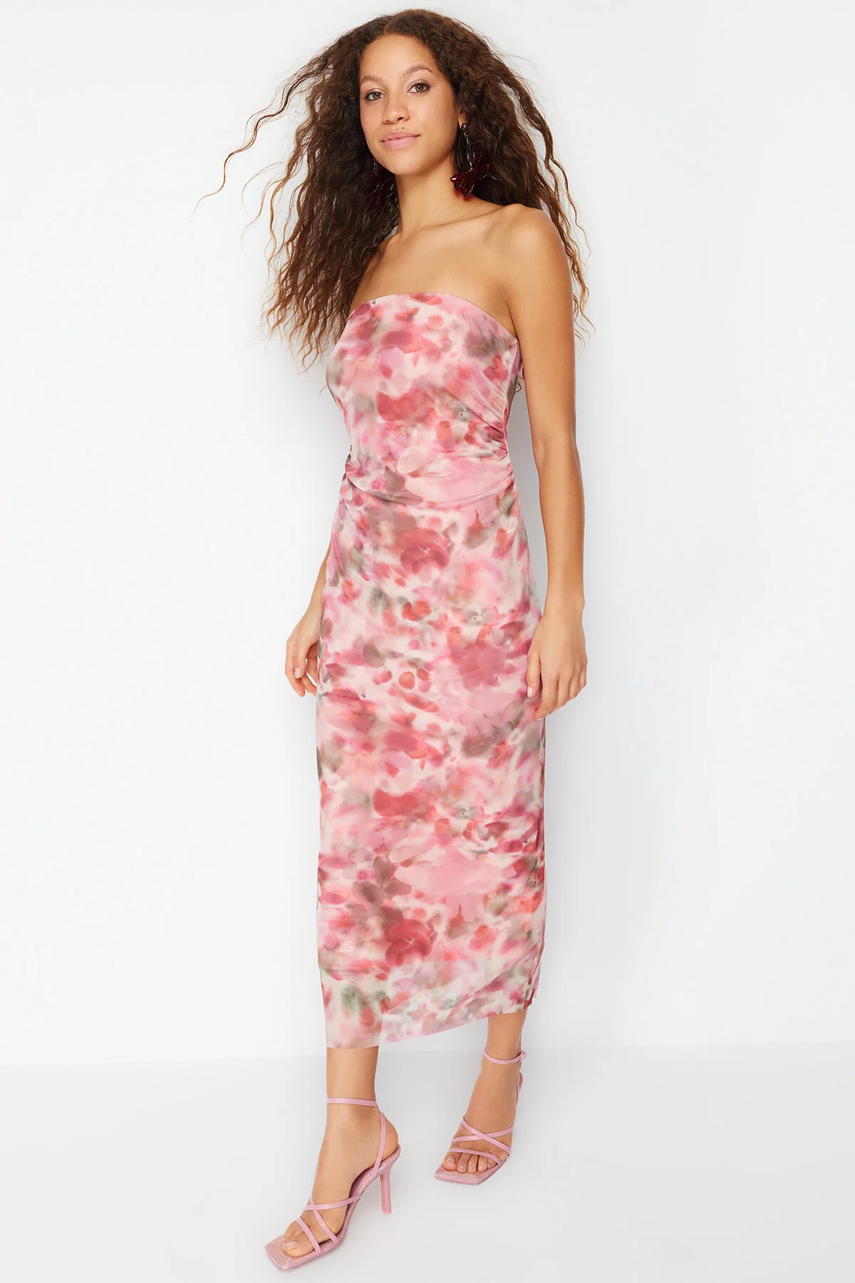 Trendyol Collection  Rosa, figurbetontes Maxi-Bleistiftkleid aus flexiblem Strick mit detailliertem abstraktem Muster TWOSS24EL00081