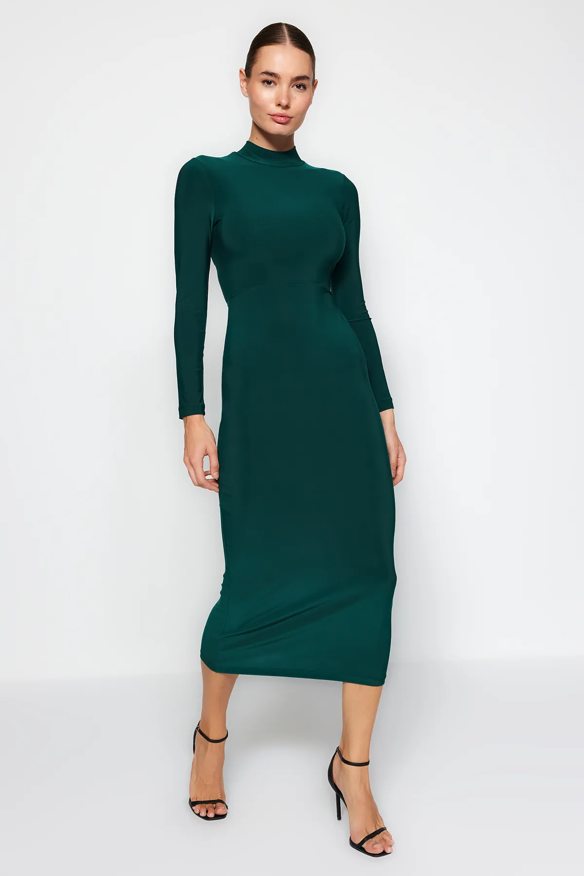 Trendyol Collection  Smaragdgrünes, eng anliegendes, dehnbares Maxi-Strickkleid mit hohem Kragen TWOAW24EL00614