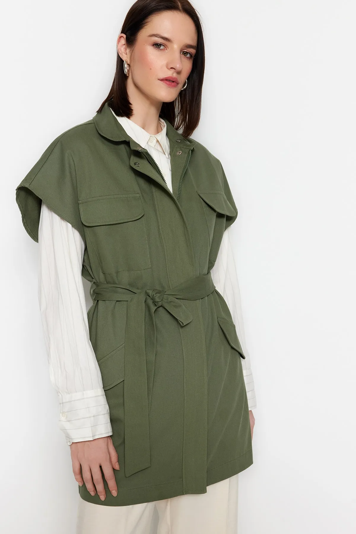 Trendyol Modest  Khakifarbene, gewebte Weste mit breitem Schultergürtel und Gürtel TCTSS23YL00049