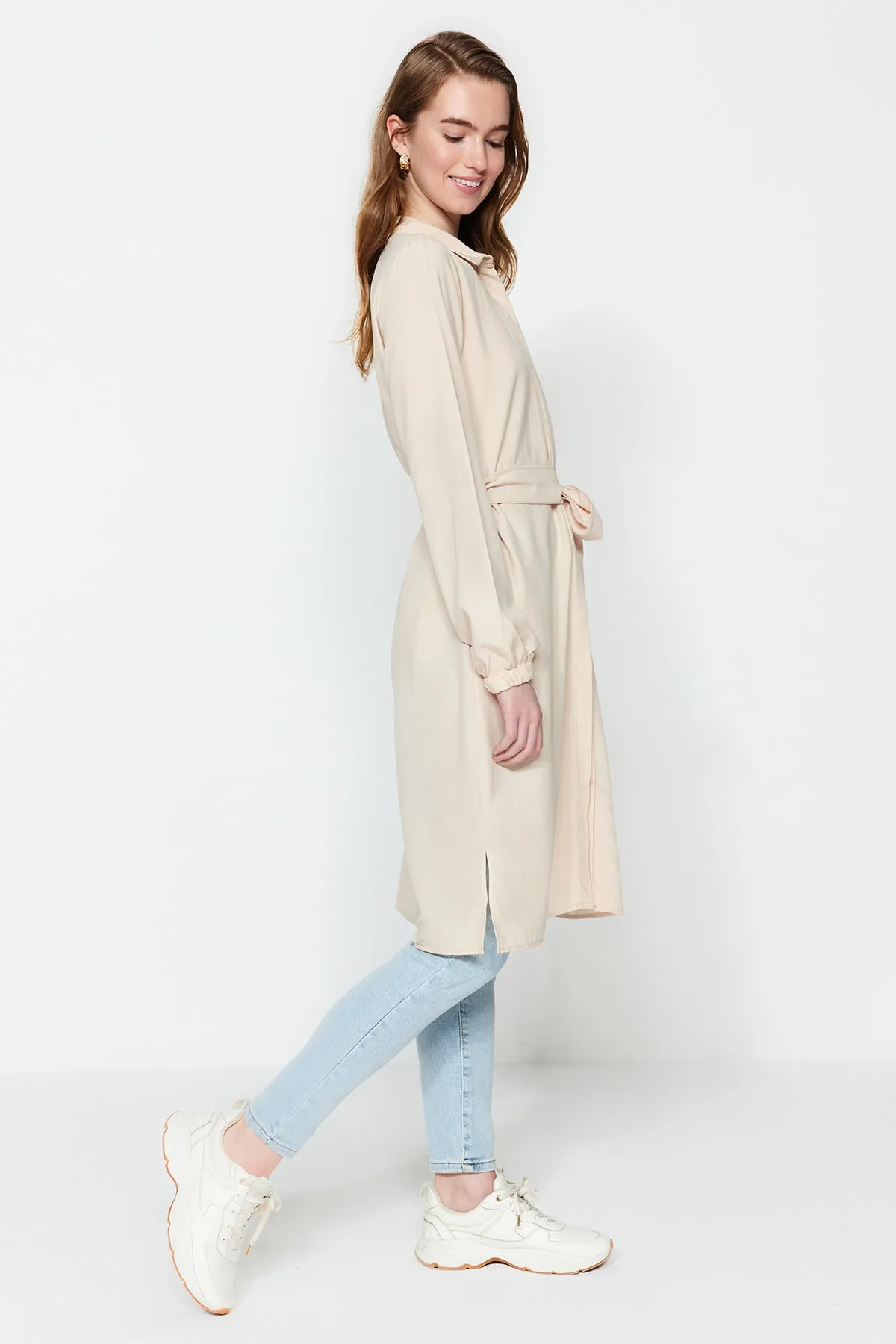 Trendyol Modest  Steinfarbene Hemdmütze aus gewebter Baumwolle mit Gürtel und Tasche TCTSS23TG00023