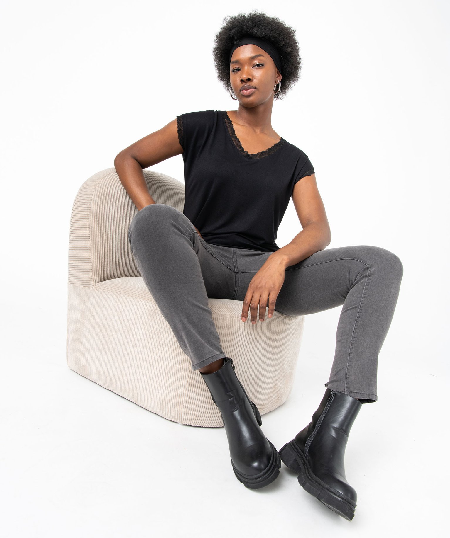 Tee-shirt femme à manches courtes avec col V en dentelle noir | GEMO