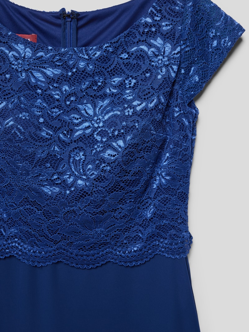 Kleid mit Spitzenbesatz in royalblau