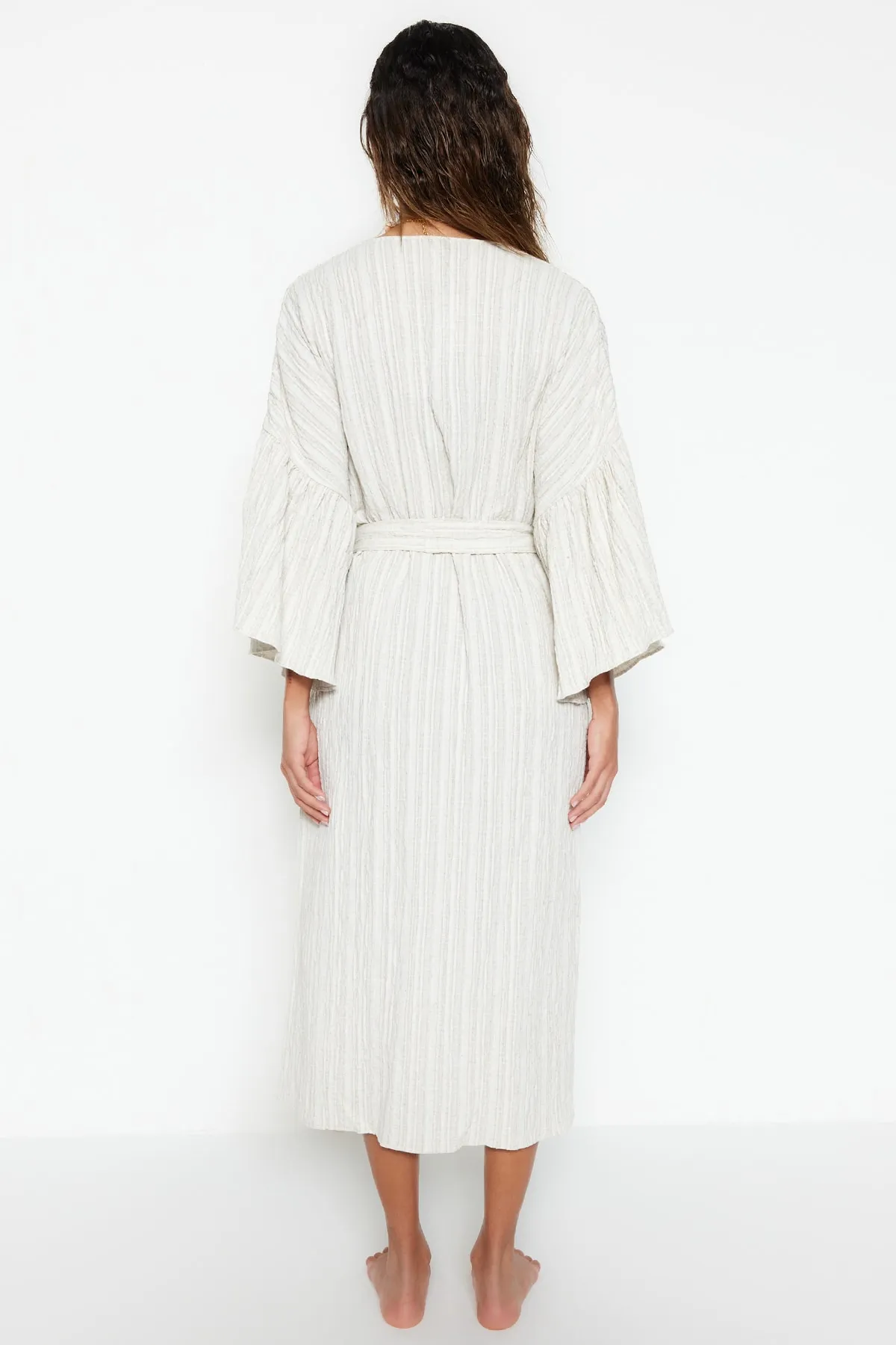 Trendyol Collection  Ecrufarbener Maxi-Kimono und Kaftan aus gewebtem Volant aus Leinenmischung mit Gürtel TBESS23KM00028