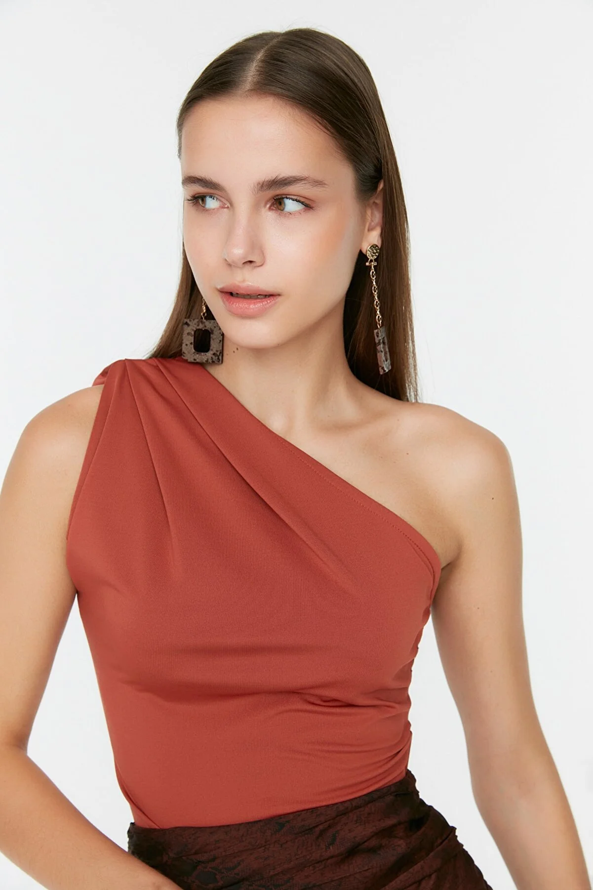 Trendyol Collection  Zimtfarbener, asymmetrischer Kragen, flexibler Strickbody mit Druckknöpfen von unten TWOSS22BD00014