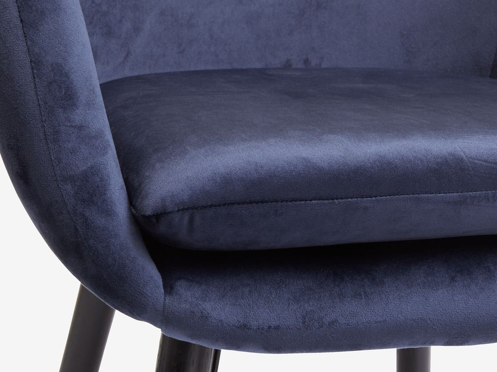 Poltrona UDSBJERG em veludo azul e preto.