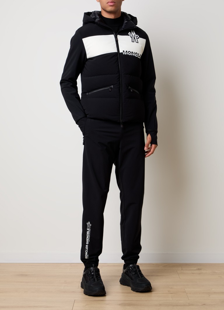 Jachetă matlasată Moncler cu logo și buzunare cu fermoar.