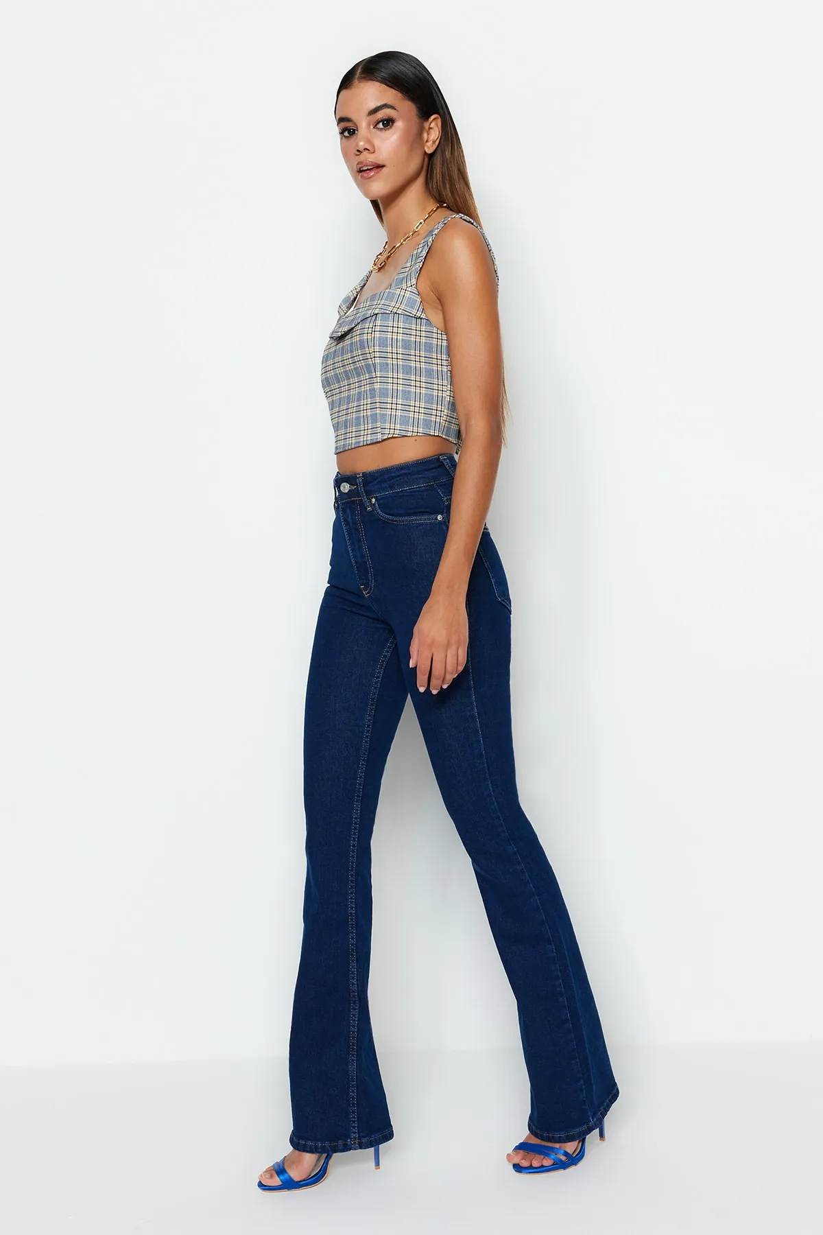 Trendyol Collection  Marineblaue Schlagjeans mit hoher Taille TWOSS23JE00063