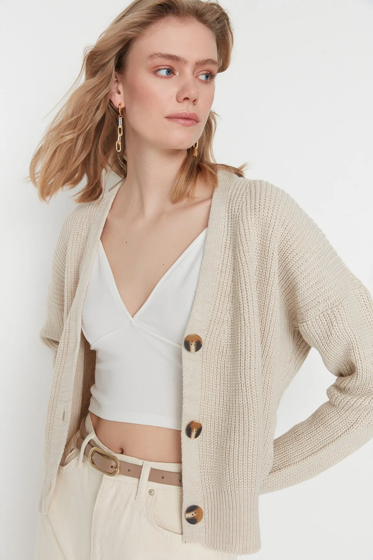 Trendyol Collection  Strickjacke mit Steinknopfdetail TWOAW21HI0104