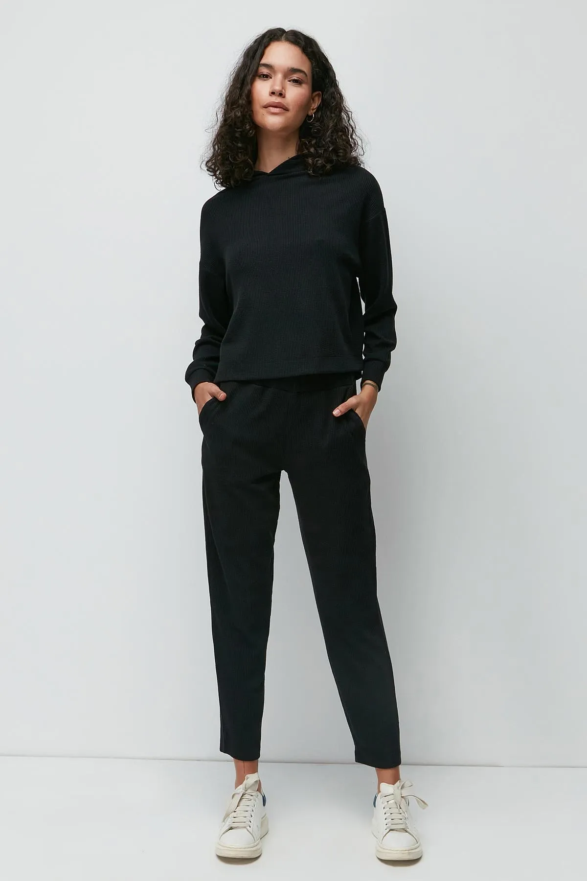 C&City  Geripptes Sweatshirt-Hosen-Set mit Kapuze 9131 Schwarz