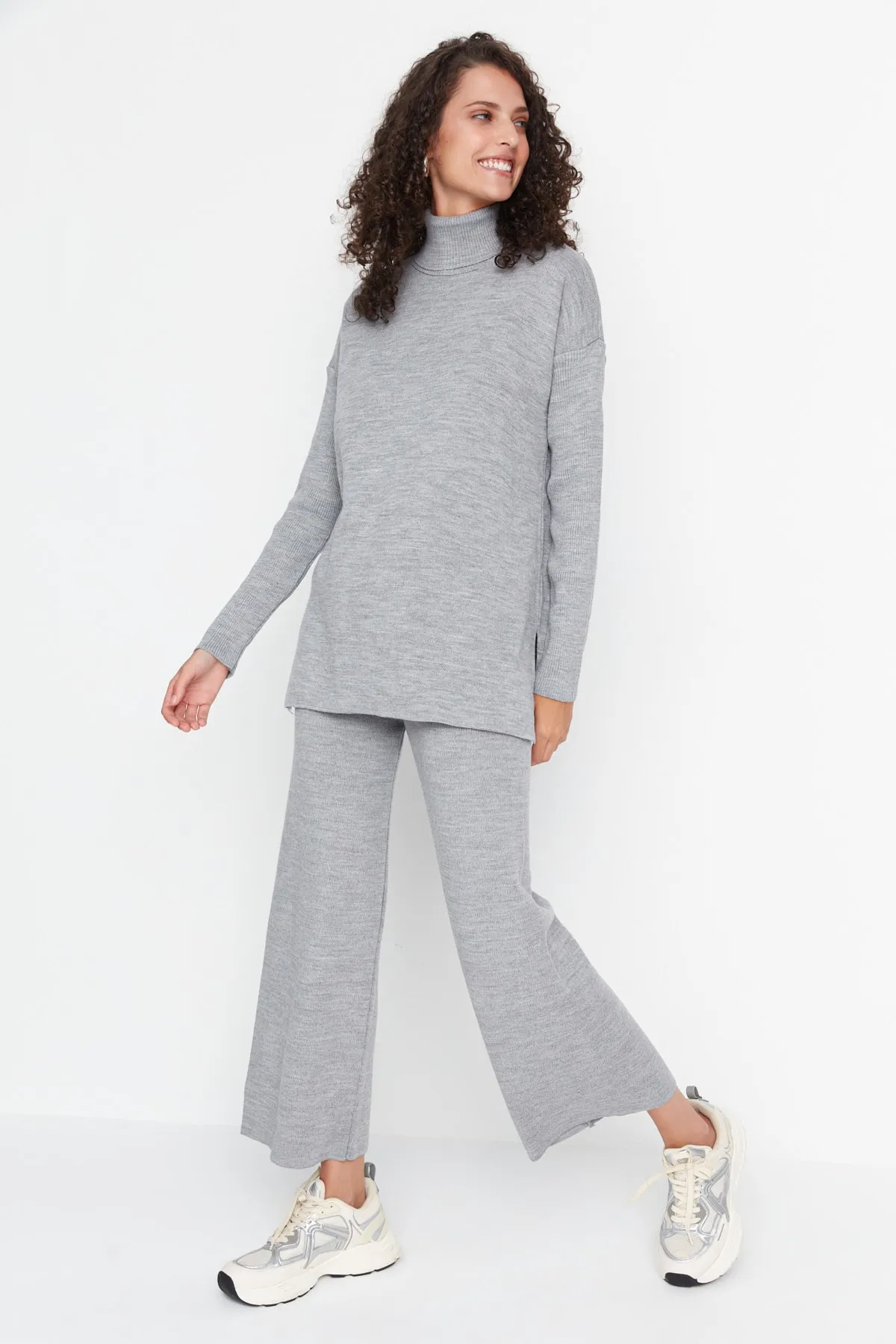 Trendyol Collection  Graues Rollkragenpullover-Hosen-Set aus Oberteil und Unterteil mit Schlitzdetail TWOAW22AU0102