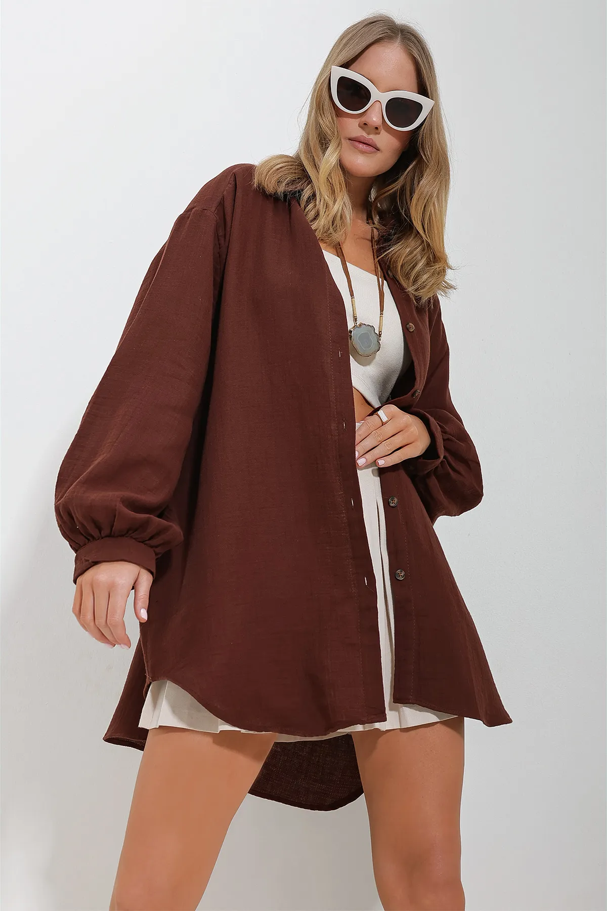 Trend Alaçatı Stili  Braunes Oversize-Musselin-Shirt mit Ballonärmeln für Damen ALC-X11621