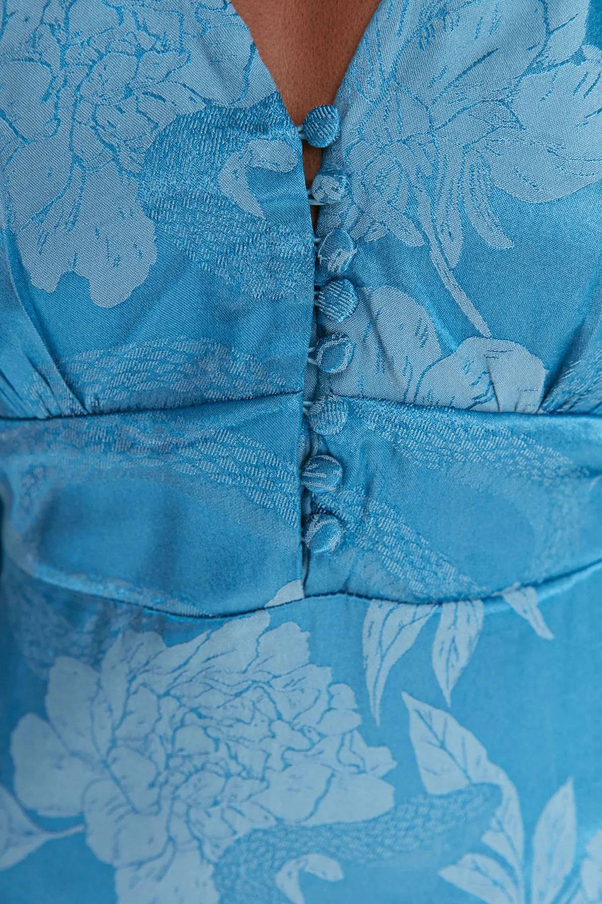 Trendyol Collection  Elegantes Abendkleid mit blauen Knöpfen und Details TPRSS20EL1519
