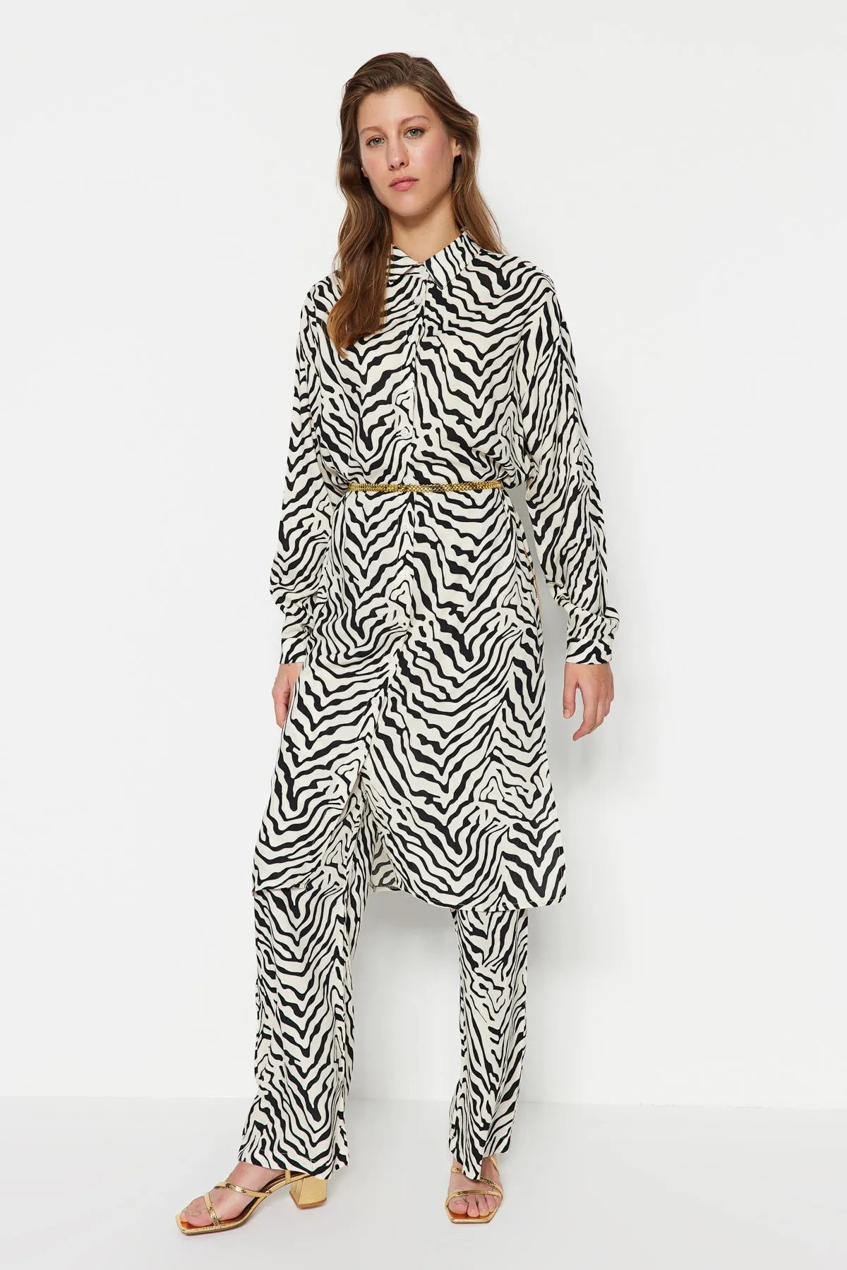 Trendyol Modest  Weißer Anzug aus gewebter Viskose mit Gürtel und Zebramuster, Tunika-Hose TCTSS23US00049
