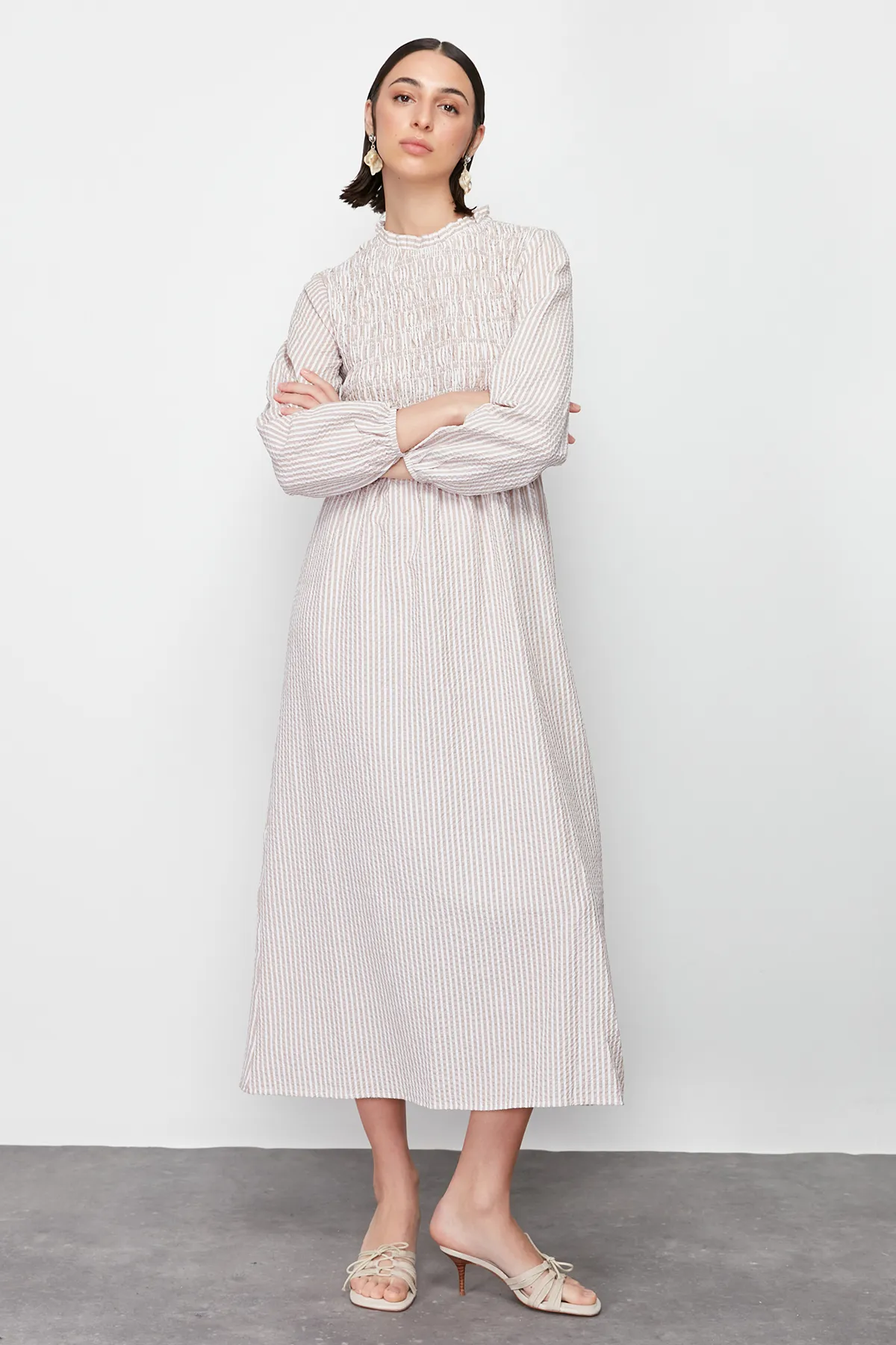 Trendyol Modest  Beige gestreiftes, detailliertes Gipe-Webkleid TCTSS24EB00082