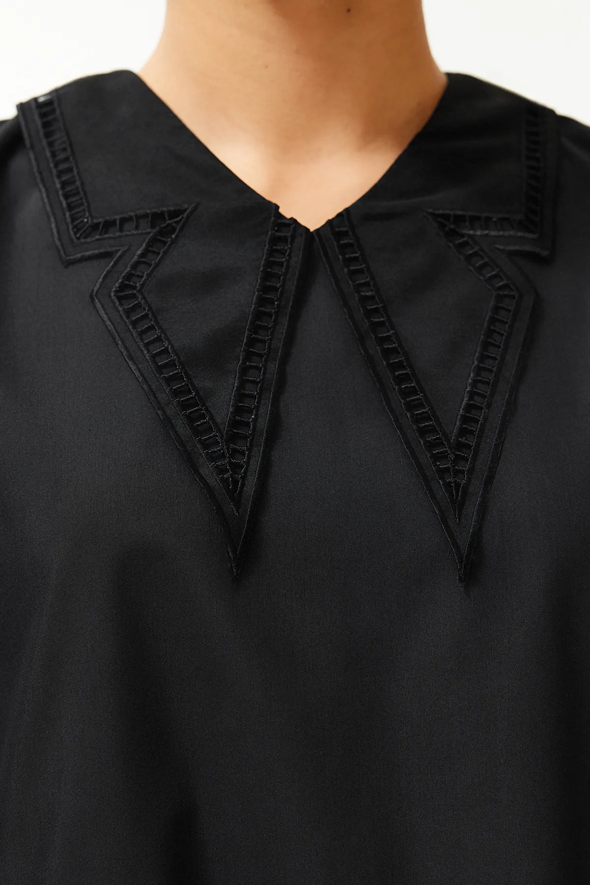 Trendyol Modest  Schwarze Tunika aus gewebter Baumwolle mit Kragendetail TCTSS24UK00001