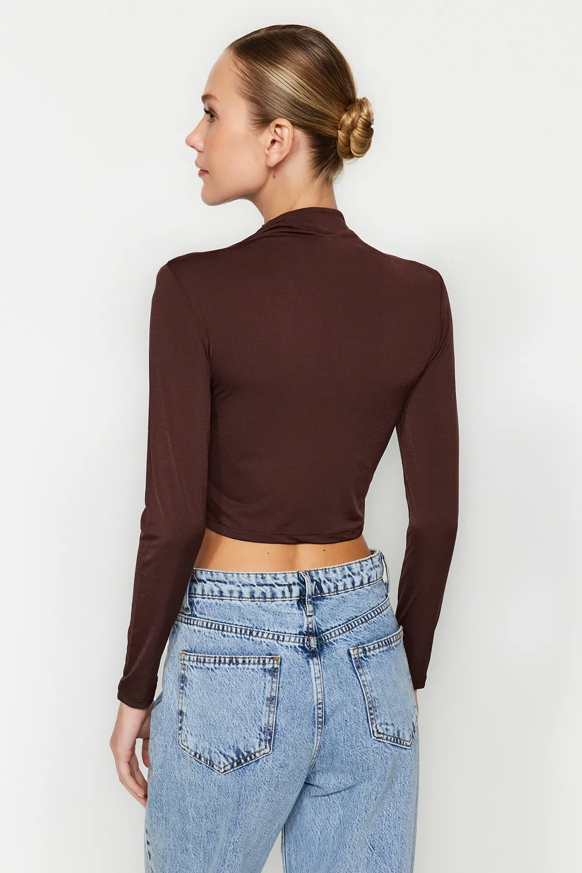 Trendyol Collection  Dunkelbraune drapierte Crop-Bluse mit hohem Kragen TWOAW24BZ00164
