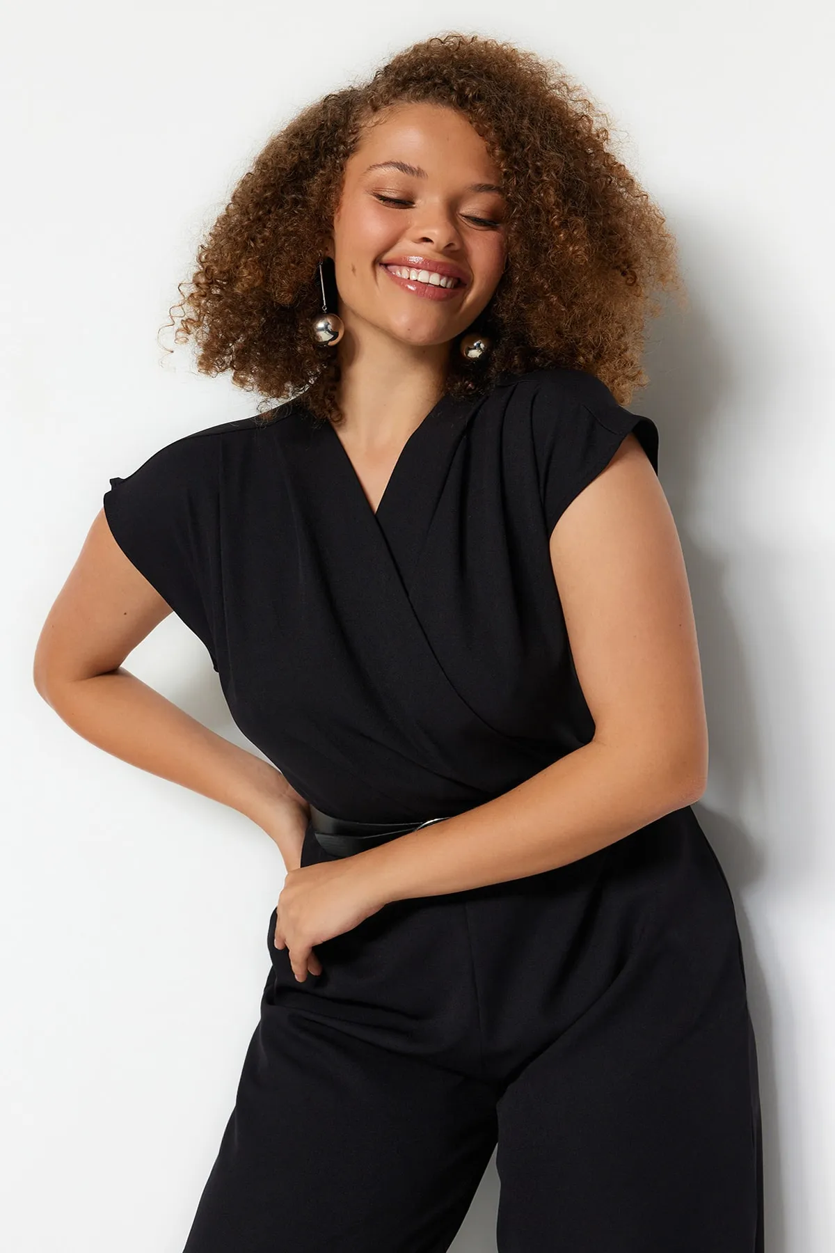 Trendyol Curve  Schwarzer gewebter Overall mit Gürtel TBSSS23BG00004