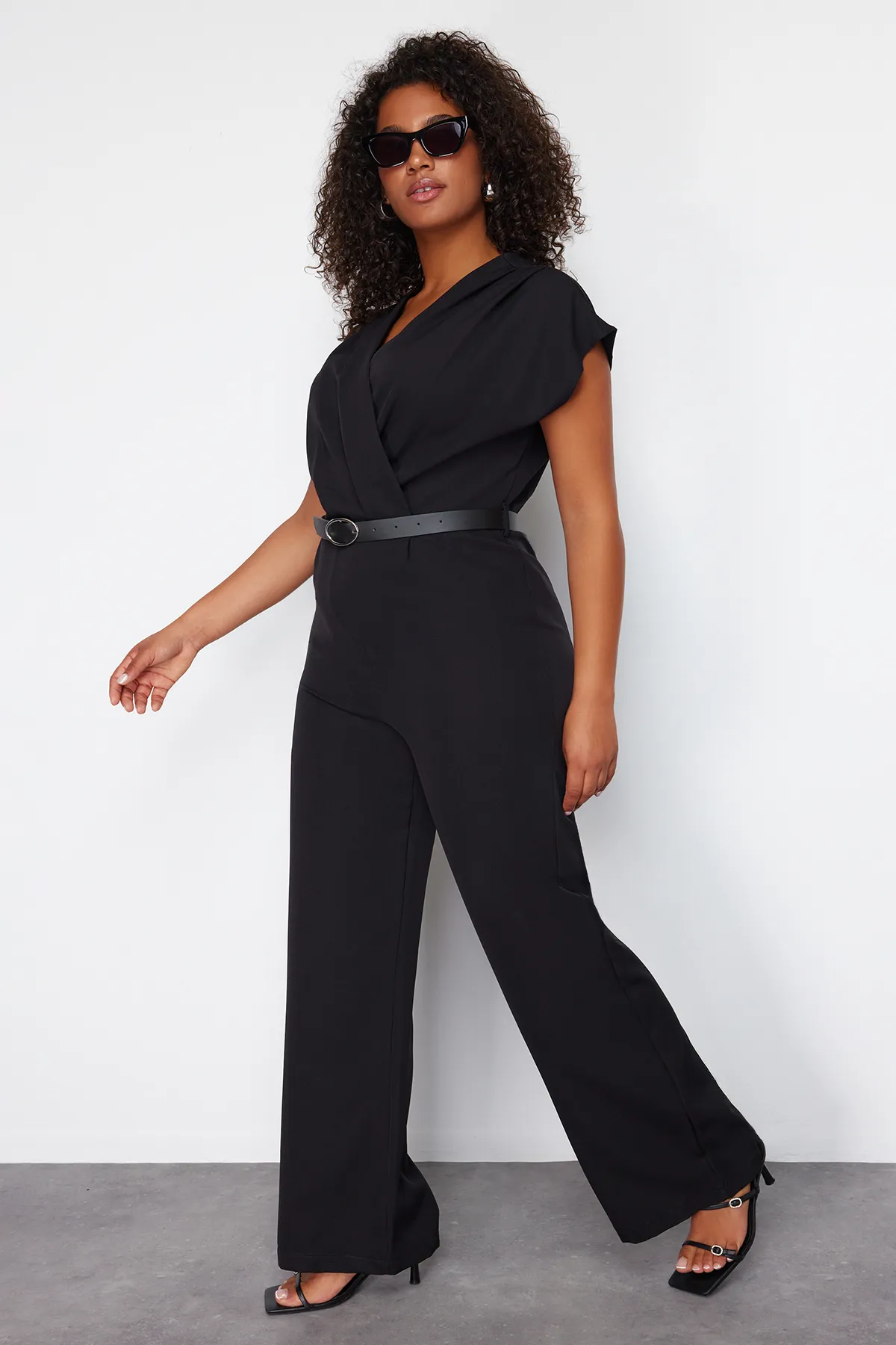 Trendyol Curve  Schwarzer gewebter Jumpsuit mit Gürtel TBBSS24BG00003