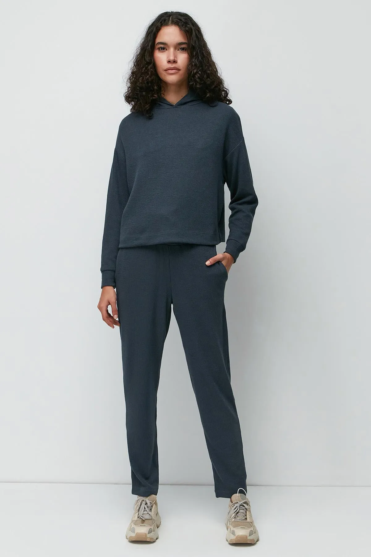 C&City  Geripptes Sweatshirt-Hosen-Set mit Kapuze 9131 Geräuchert