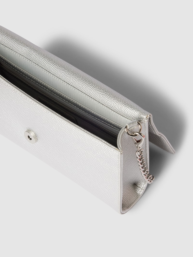 Clutch mit Label-Applikation Modell 'DIVINA' in silber
