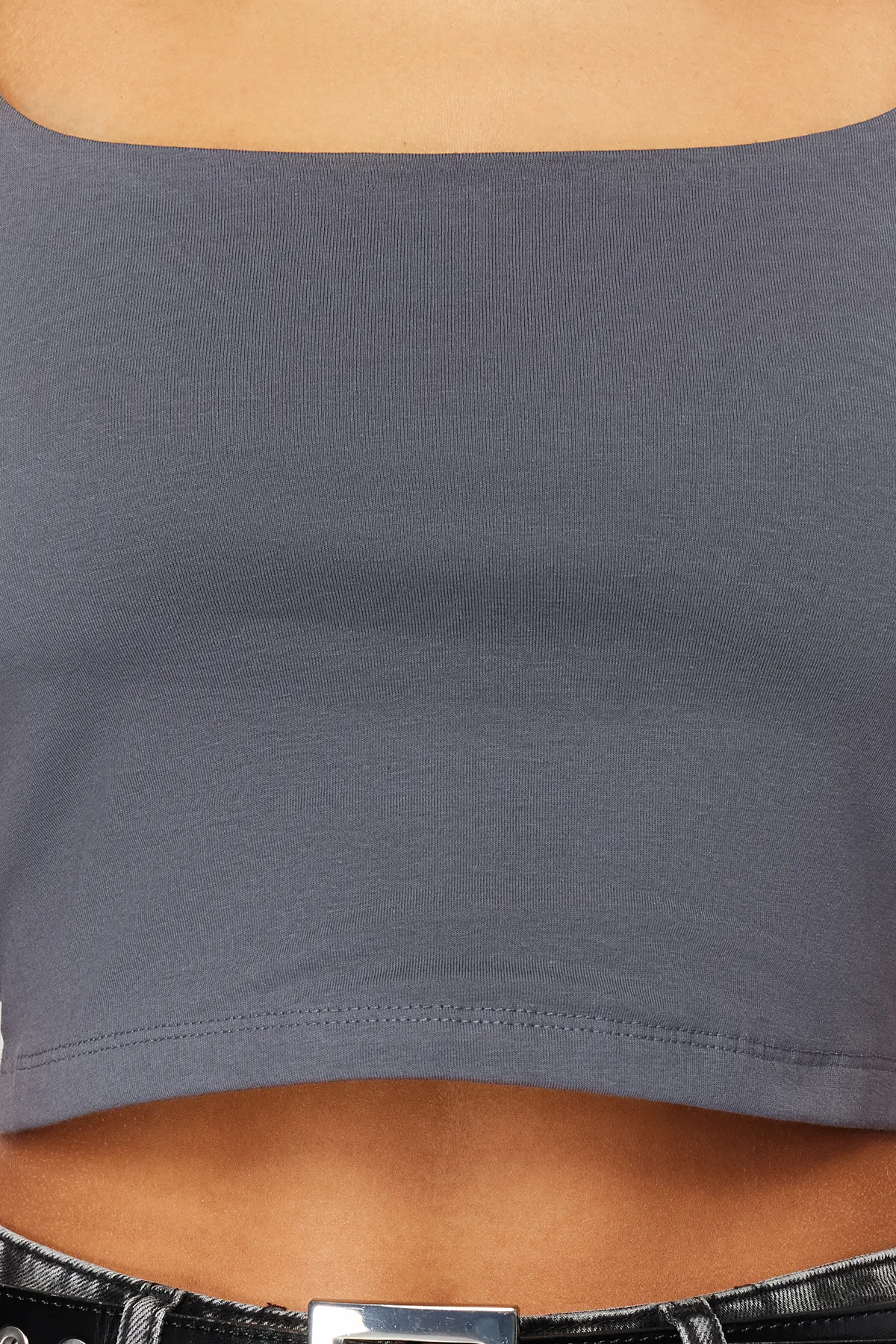 Trendyol Collection  Anthrazitfarbenes, eng anliegendes, dehnbares Strick-Unterhemd aus Baumwolle mit Spaghettiträgern TWOSS20AL0006