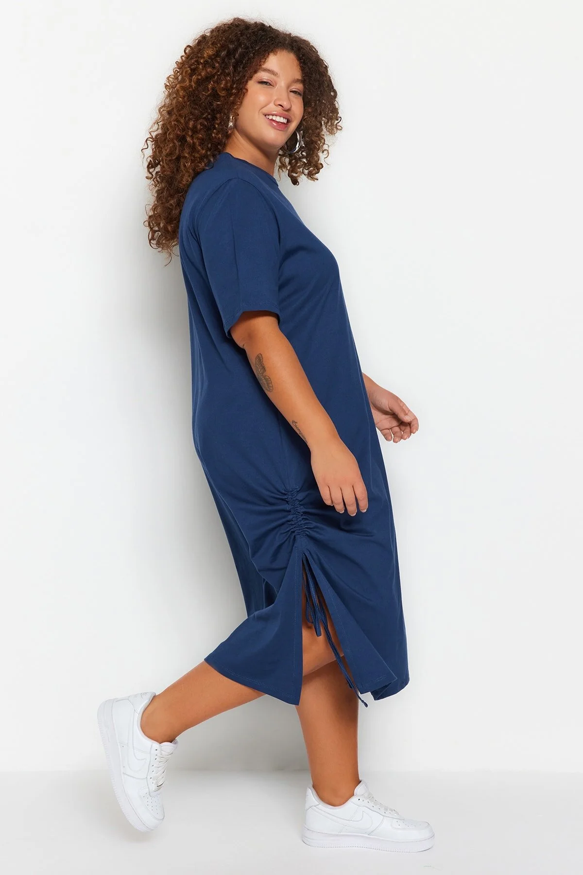 Trendyol Curve  Marineblaues, seitlich gerafftes und geschlitztes Strickkleid mit Rundhalsausschnitt TBBSS23AH00155