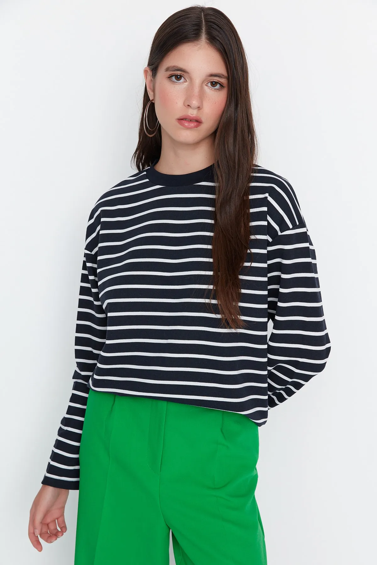 Trendyol Collection  Marineblau gestreiftes Oversize/Weit geschnittenes Rundhals-Sweatshirt aus dünnem Strick TWOAW23SW00326