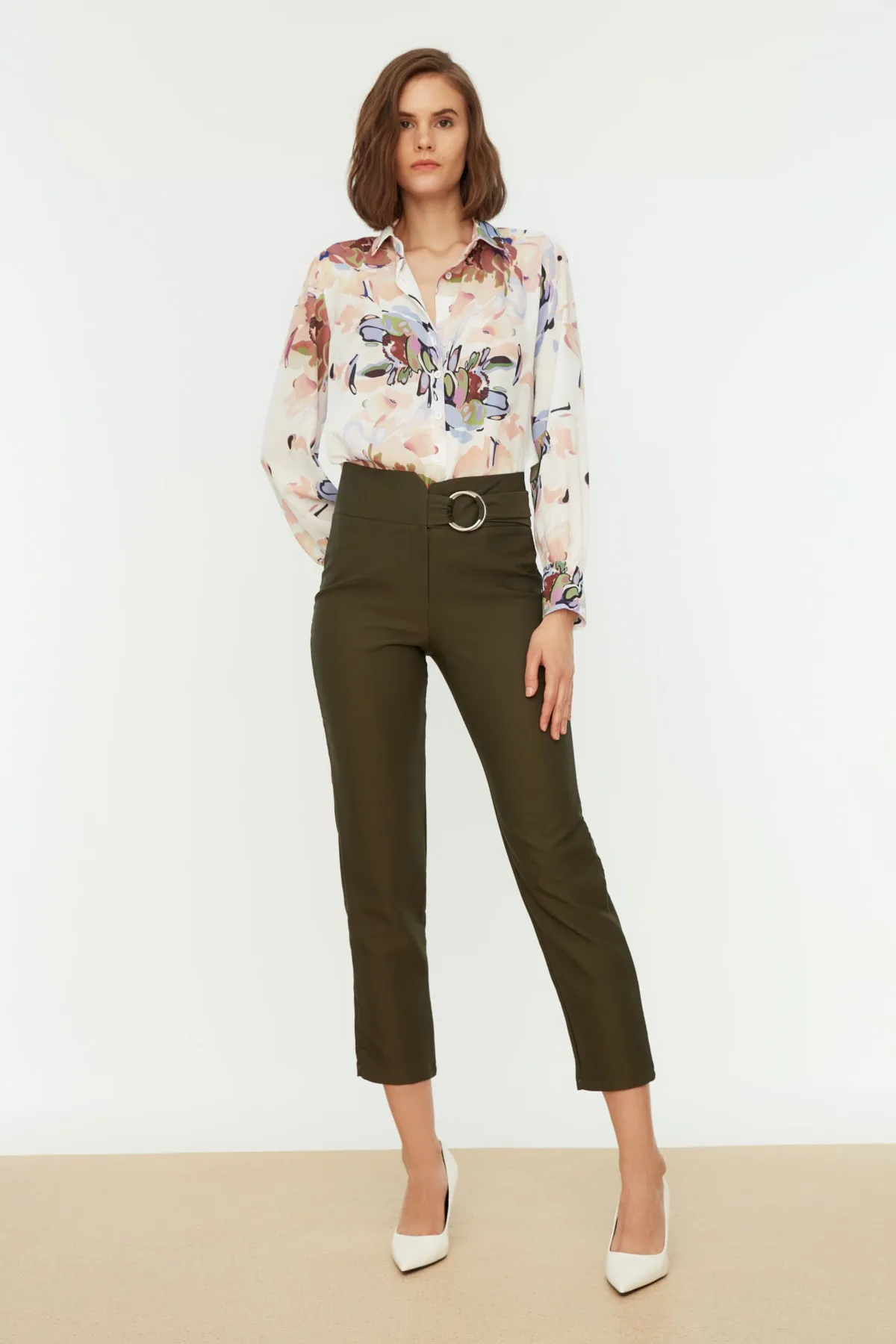 Trendyol Collection  Khakifarbene gewebte Hose mit Gürtel TWOAW20PL0600