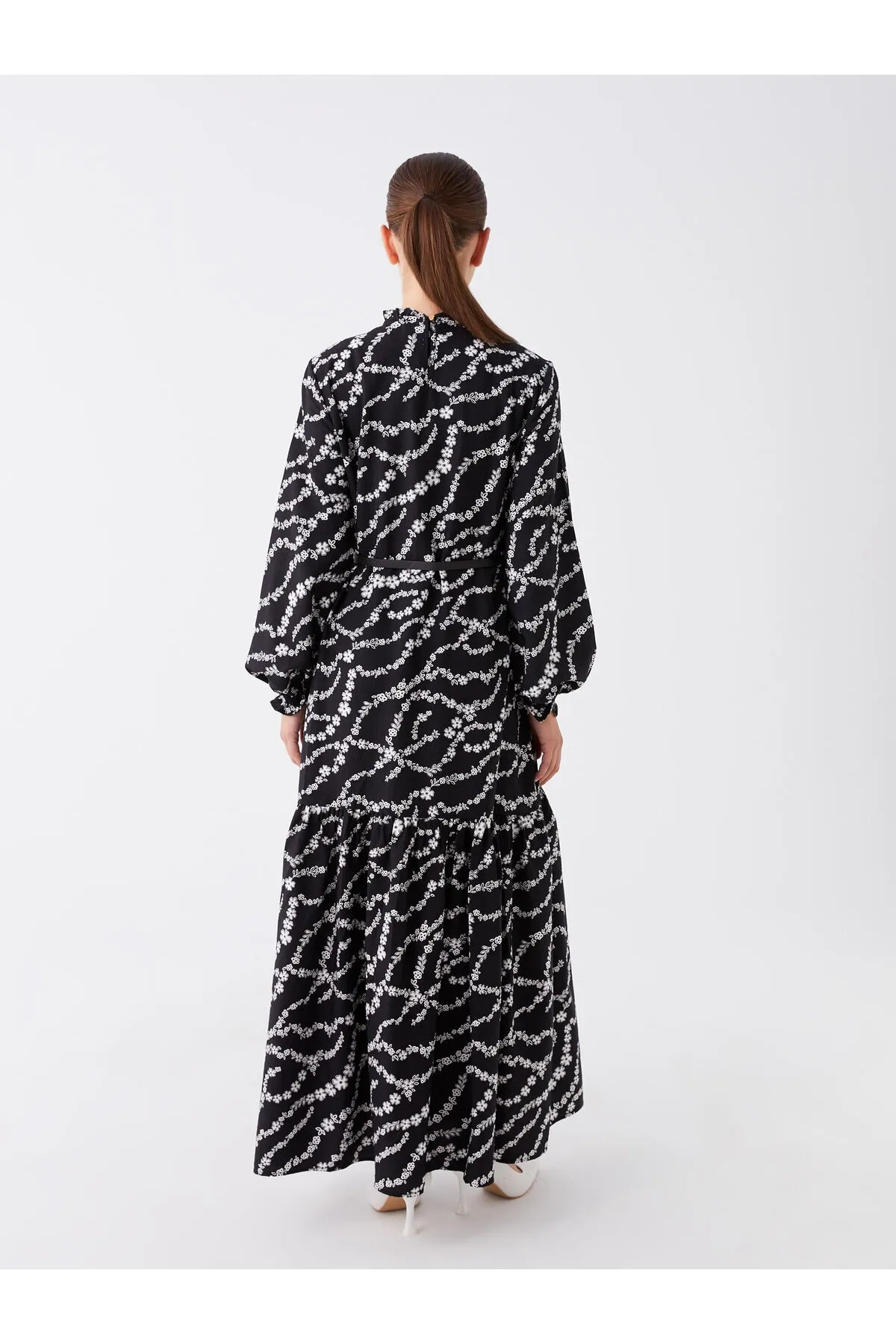LC Waikiki  Gerüschtes, langärmeliges Damenkleid mit hohem Kragen und Blumenmuster