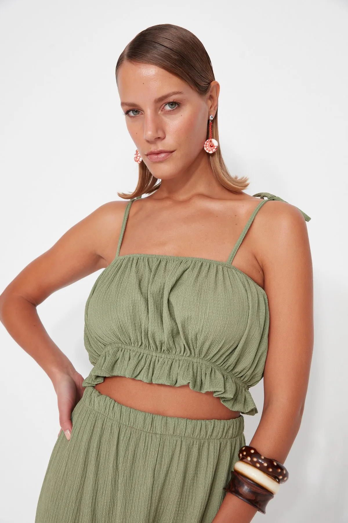 Trendyol Collection  Grünes gewebtes Rüschenblusen-Hosen-Set TBESS23AU00113