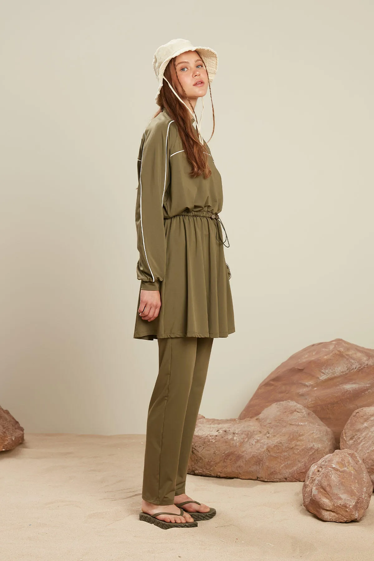 Manuka  HIJAB-BADEHOSE MIT GERADE BEIN, KHAKI
