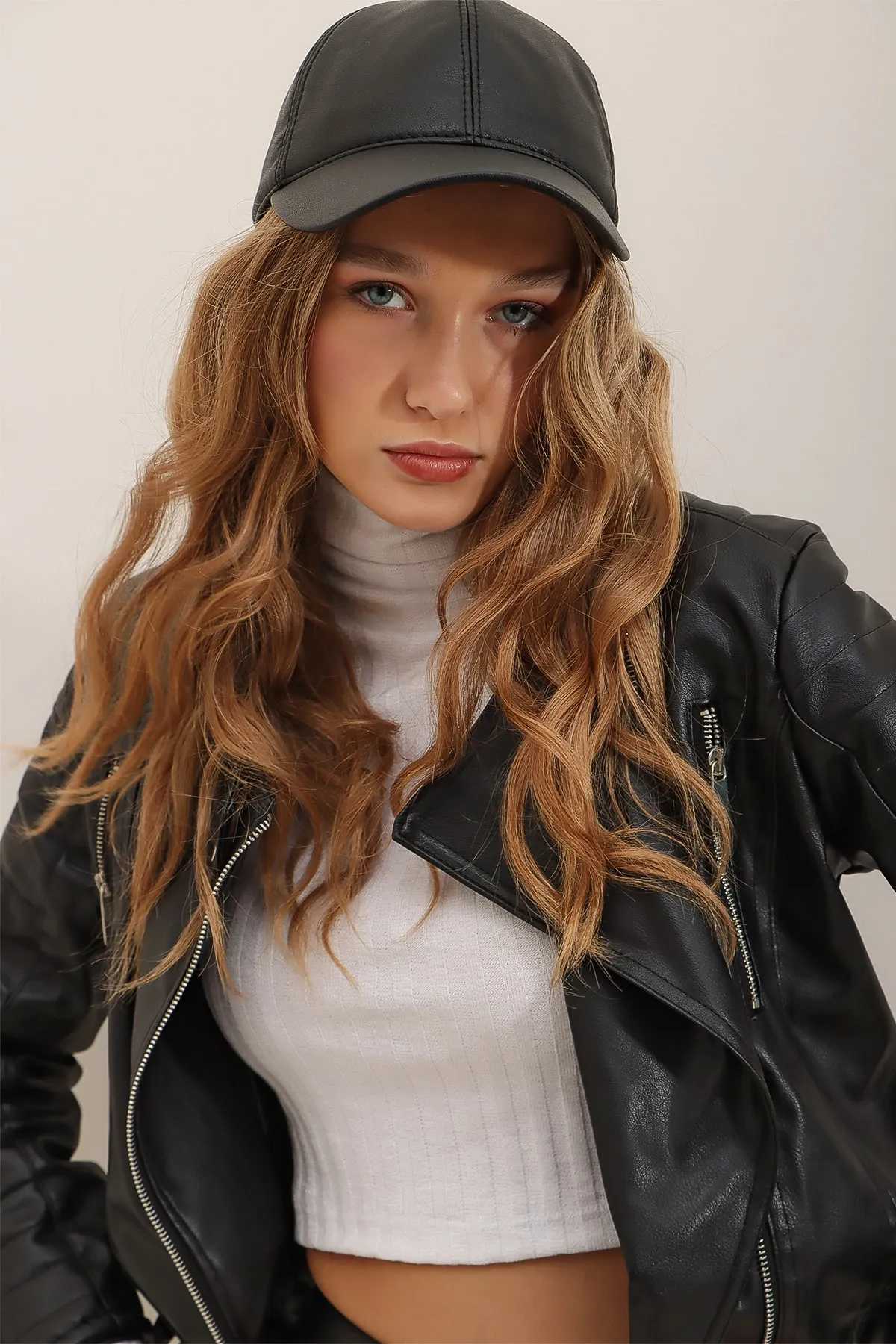 Trend Alaçatı Stili  Schwarzer Kunstlederhut für Damen ALC-A2404