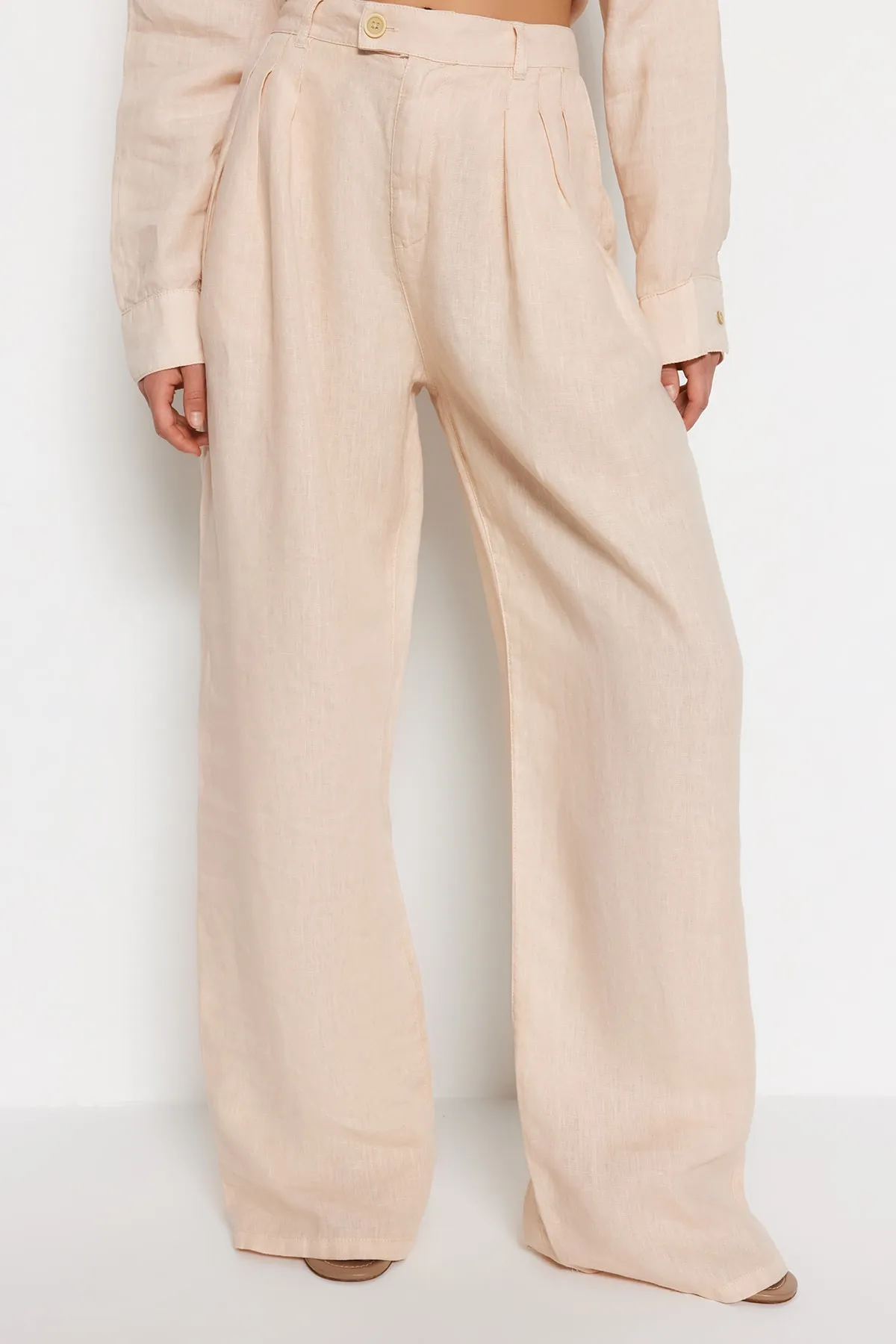 Trendyol Collection  Beigefarbene Plissierte Hose aus 100 % Leinen mit hoher Taille und weitem Bein TWOSS23JE00294