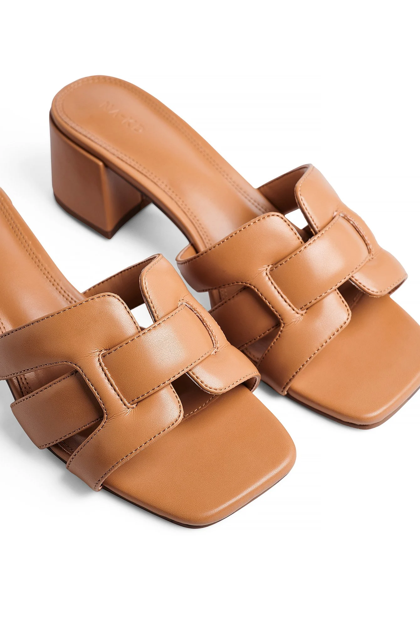 Mules mit gekreuzten Bändern