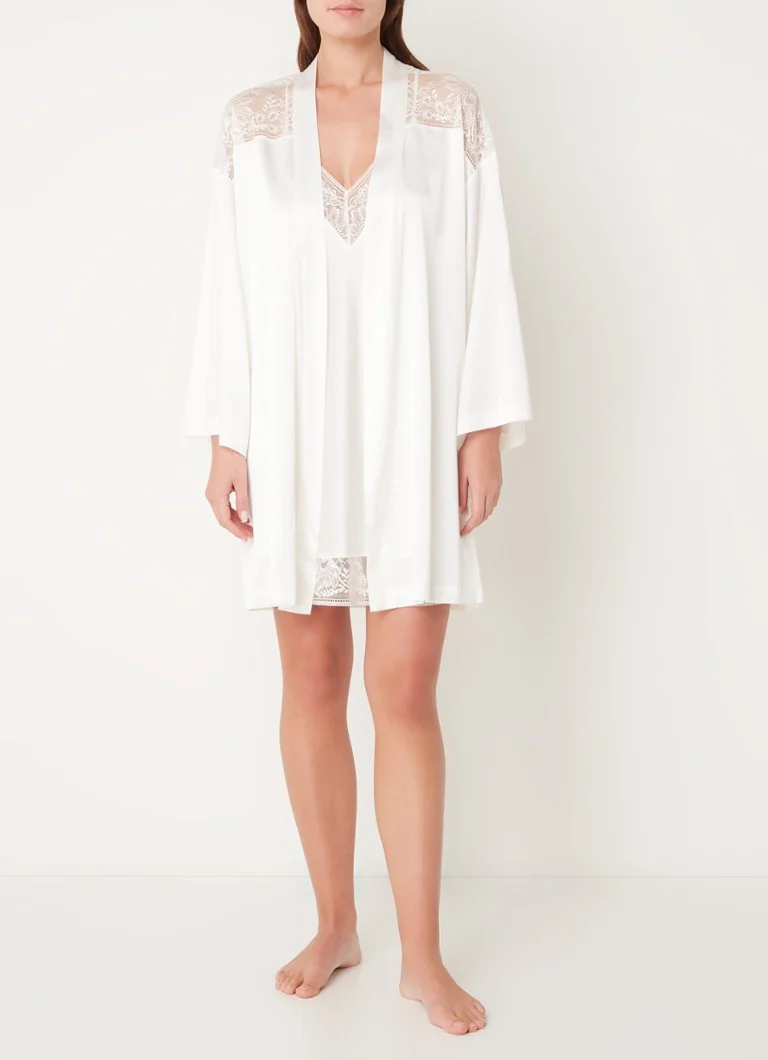 Kimono Aubade Midnight Whisper, dintr-un amestec de mătase și dantelă.