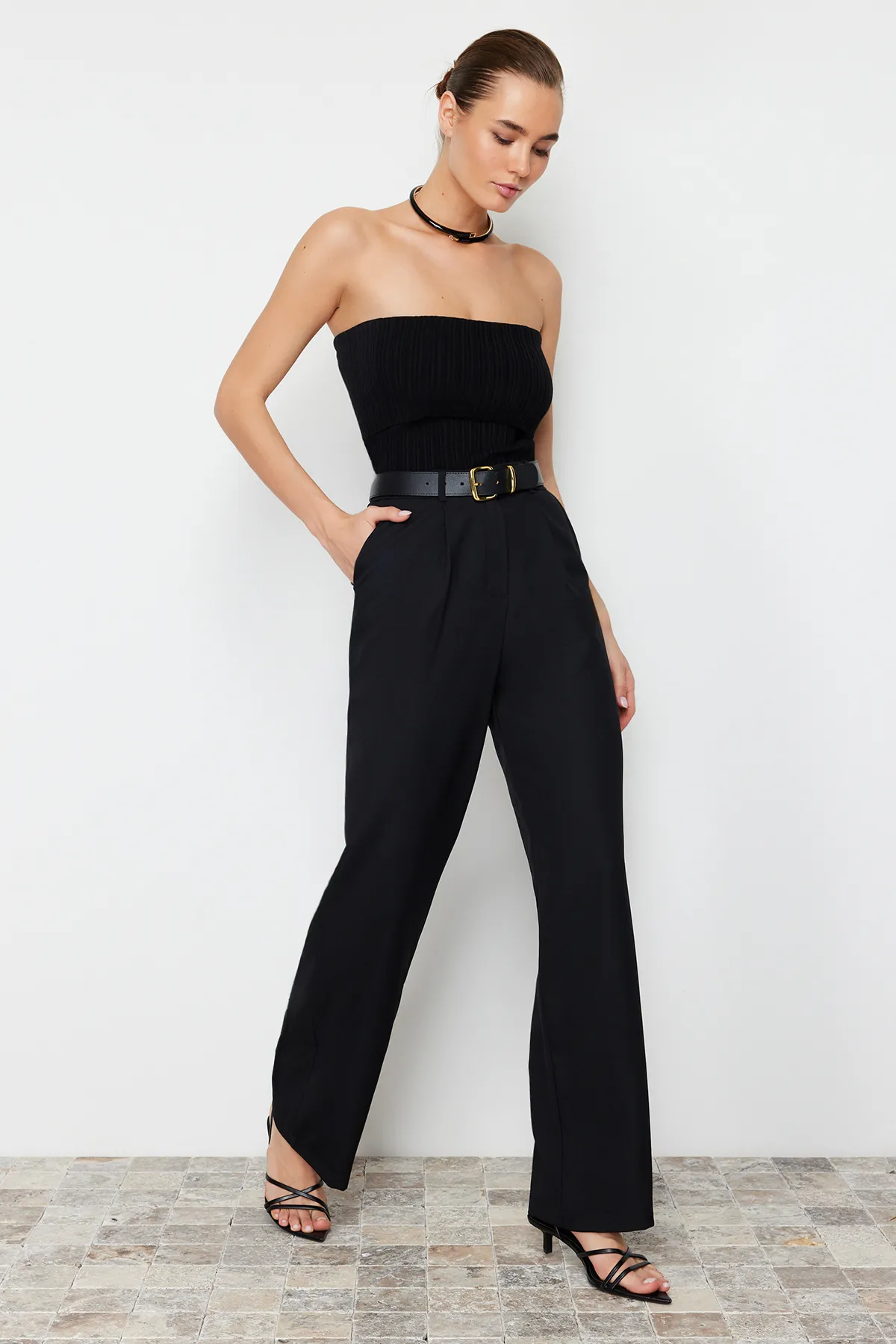Trendyol Collection  Schwarze Hose mit weitem Bein/weitem Bein aus Webstoff TWOSS24PL00084
