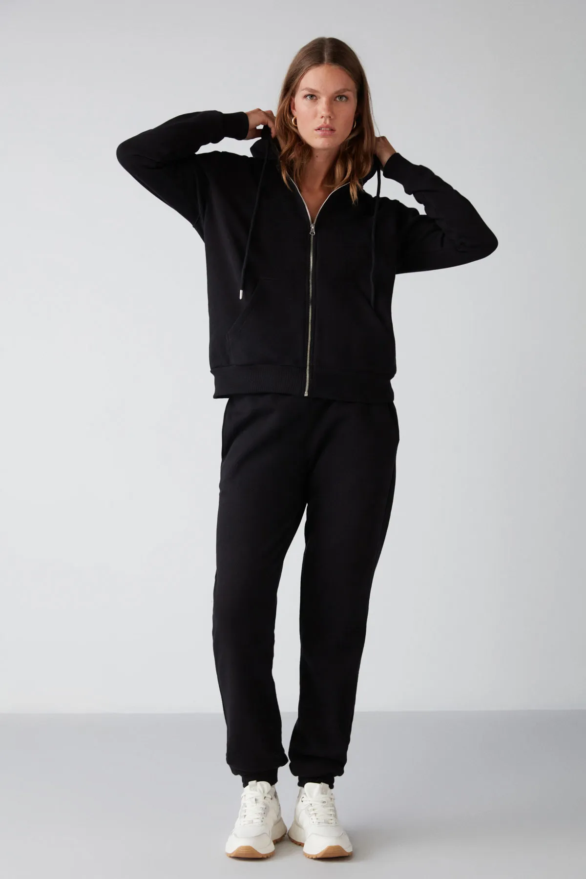 GRIMELANGE  Schwarze Damen-Jogginghose mit regulärer Passform von Marıtza, elastischem Bund und Beinen und Fleece-Innenseite