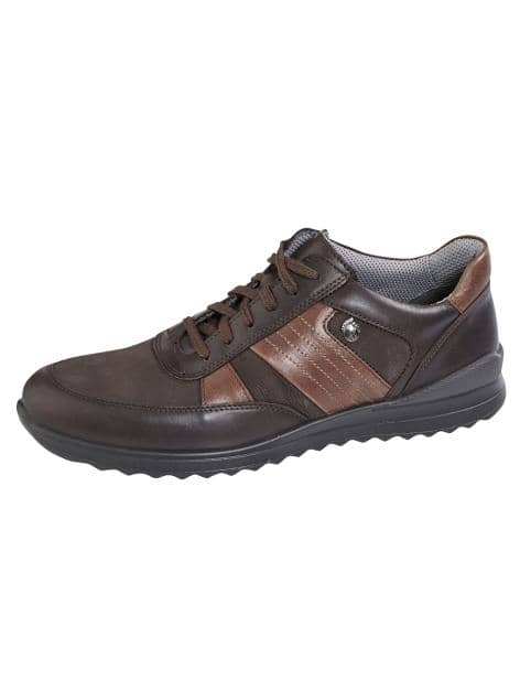 Schnürschuh mit modischen Ziernähten.