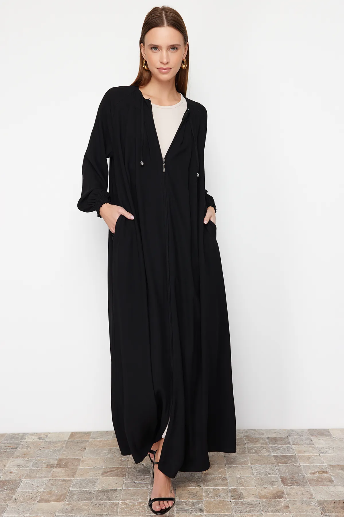 Trendyol Modest  Schwarzes Mevlana-Modell, gewebte dünne Kreppmütze & Ferace & Abaya TCTSS24KF00023