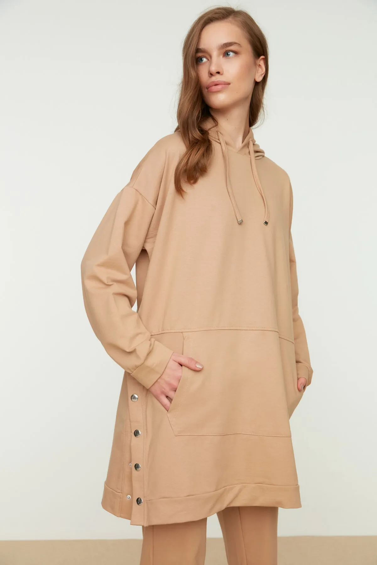 Trendyol Modest  Nerzfarbenes Jogger-Trainingsanzug-Set mit Kapuze und Kängurutasche und Druckknöpfen und detailliertem Detail TCTSS21EM0072