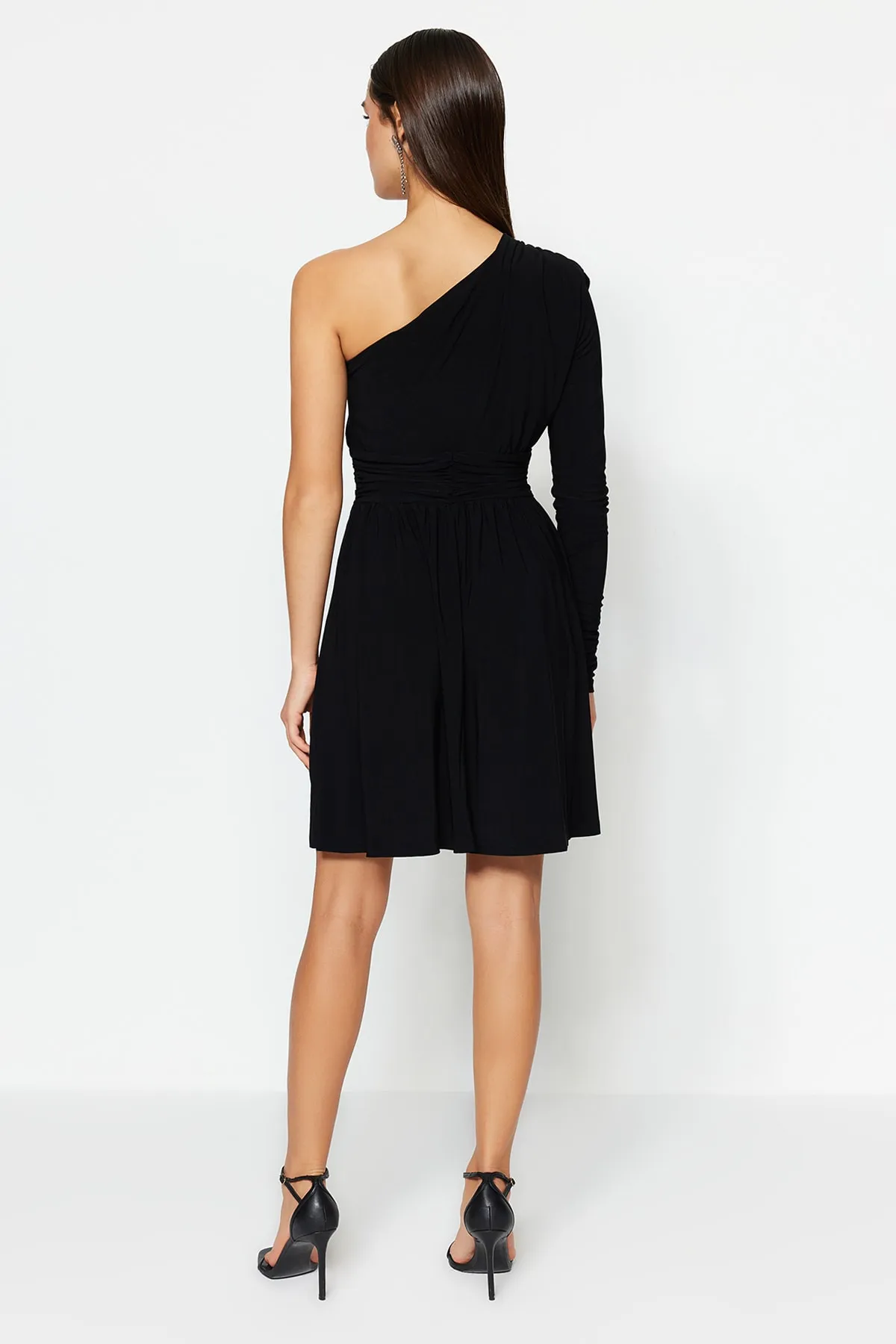 Trendyol Collection  Schwarzes, elegantes Abendkleid mit offener Taille/Skater-Fenster/ausgeschnittenem Strickdetail TPRSS23EL00032
