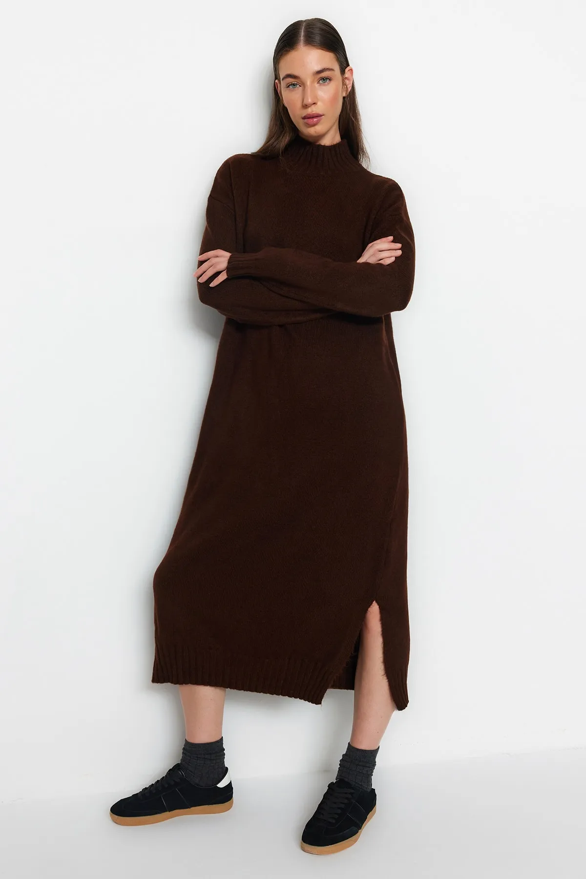 Trendyol Collection  Braunes, weit geschnittenes Midi-Strickkleid mit weicher Struktur und hohem Kragen TWOAW23EL0005