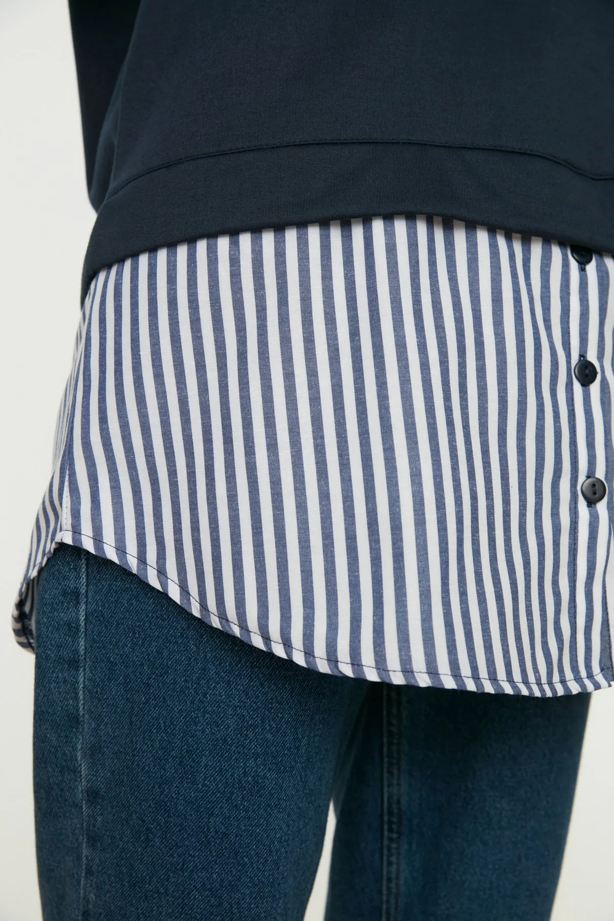 Trendyol Modest  Marineblaues Strick-Sweatshirt mit Rundhalsausschnitt und Hemdfreigabe von unten TCTAW22TW0216