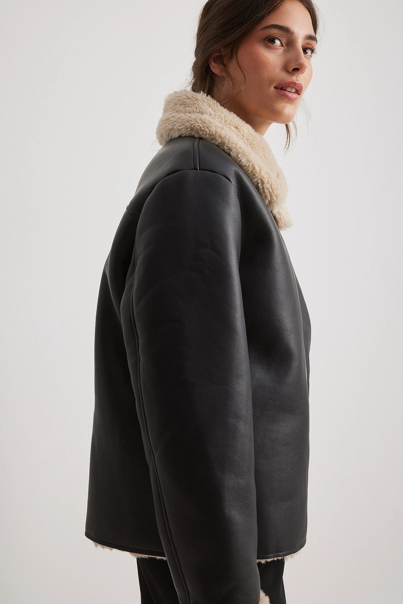 Kurze PU-Jacke aus Teddystoff
