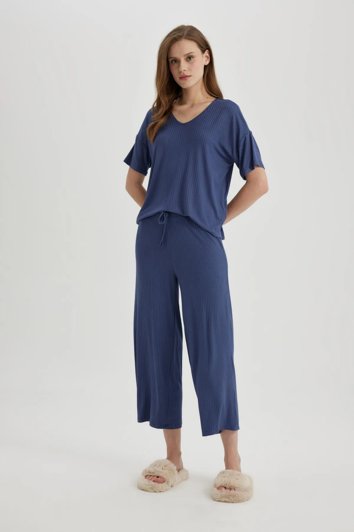 DeFacto  Lässiges Pyjamaoberteil mit V-Ausschnitt und kurzen Ärmeln - Fall In Love Regular Fit B6181ax24sp
