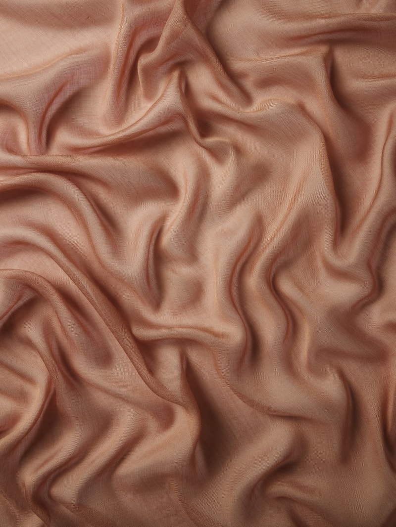 Schal mit ausgefranstem Saum in camel