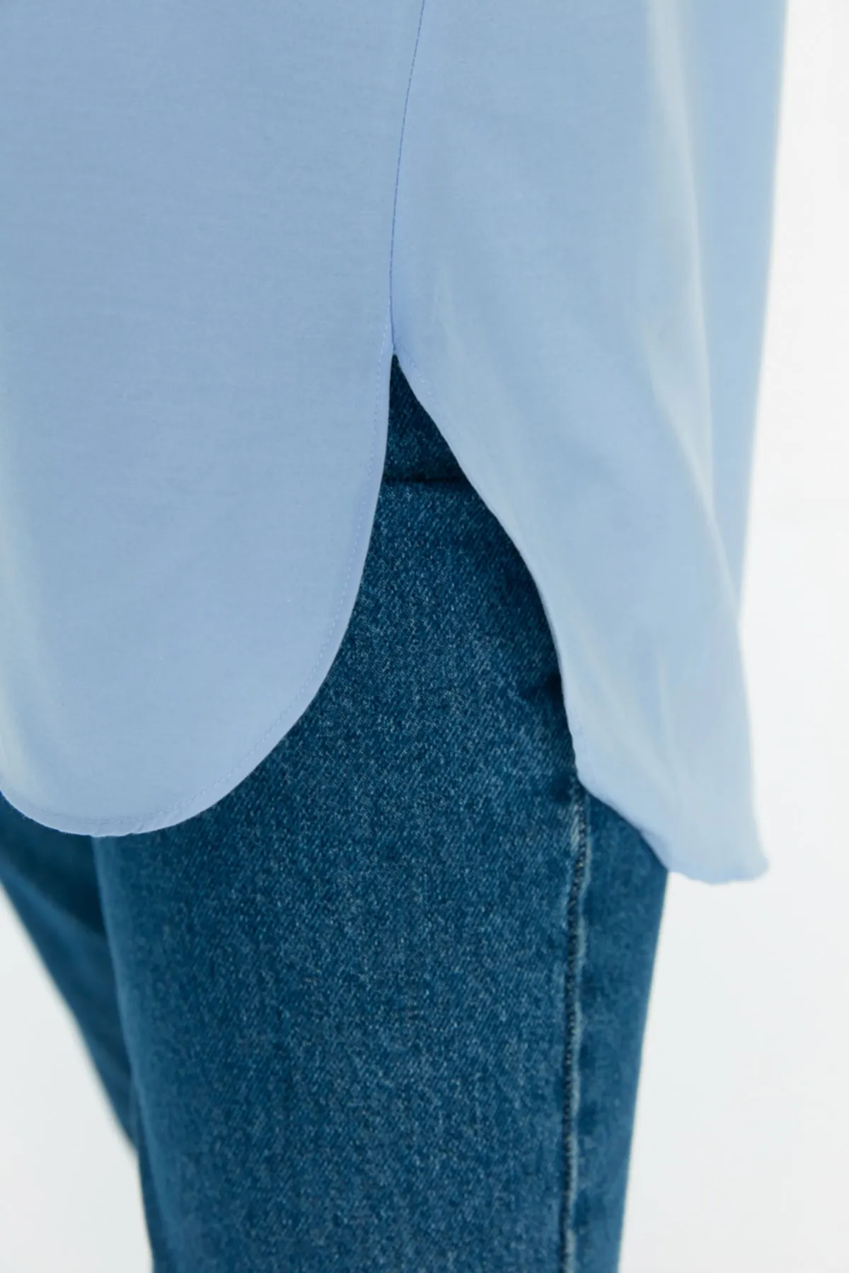 Trendyol Modest  Hellblaues, gewebtes Basic-Hemd mit Ballonärmeln und langer Gesäßtasche TCTSS21GO0976