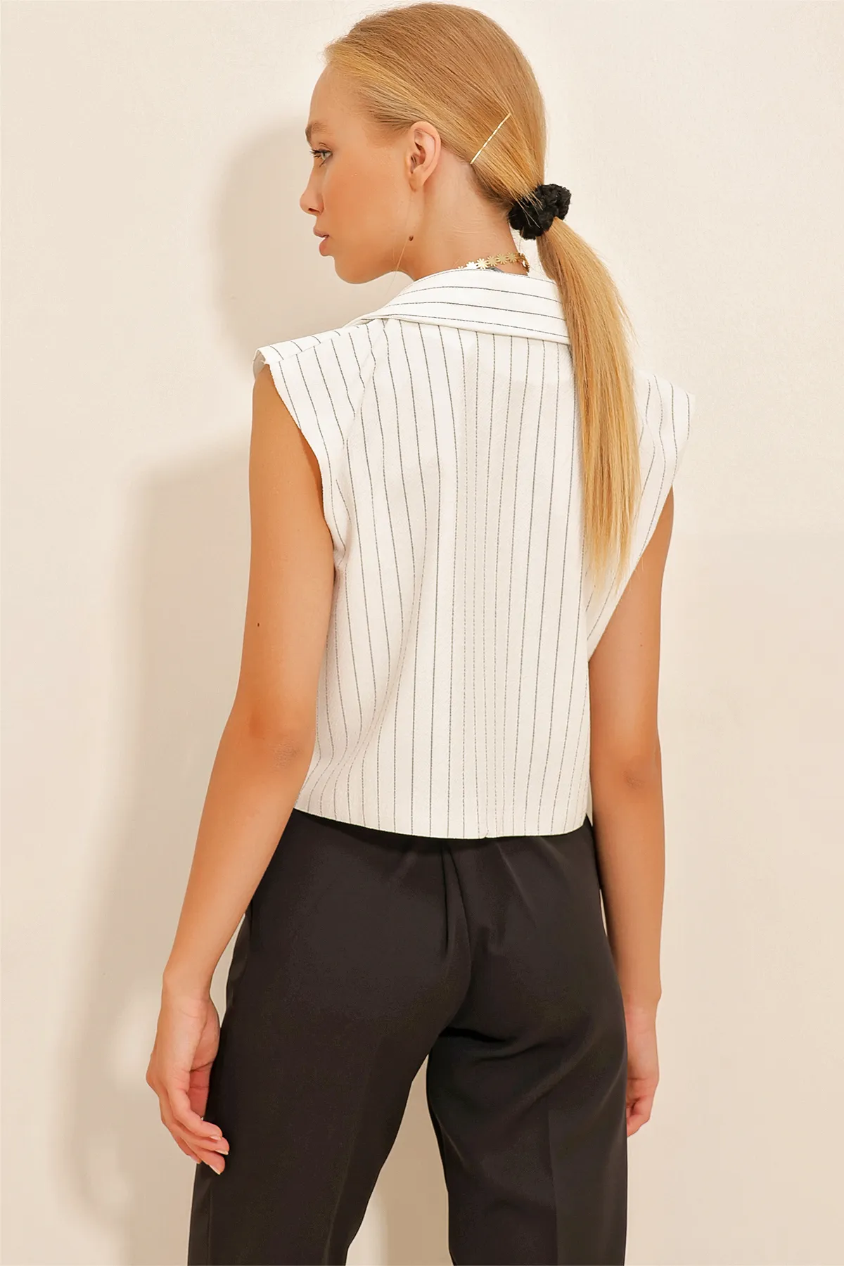 Trend Alaçatı Stili  Weiße Damenbluse mit Hemdkragen, Filetstreifen, ALC-X10724